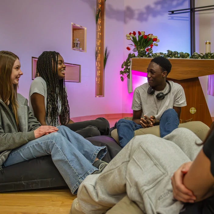 Quatre élèves discutent dans une chapelle d'une école secondaire du CECCE.
