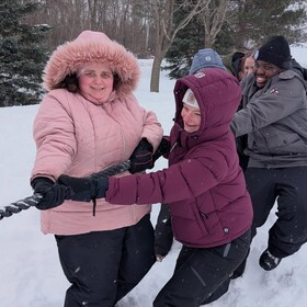 Quelle belle journée pour le club Vrais Copains ! Grâce au beau temps, nous avons pleinement profité de la neige ⛄️  Rires, joues bien rouges et sourires éclatants étaient au rendez-vous ! Pour terminer cette belle activité, tout le monde s’est réchauffé avec un délicieux chocolat chaud.